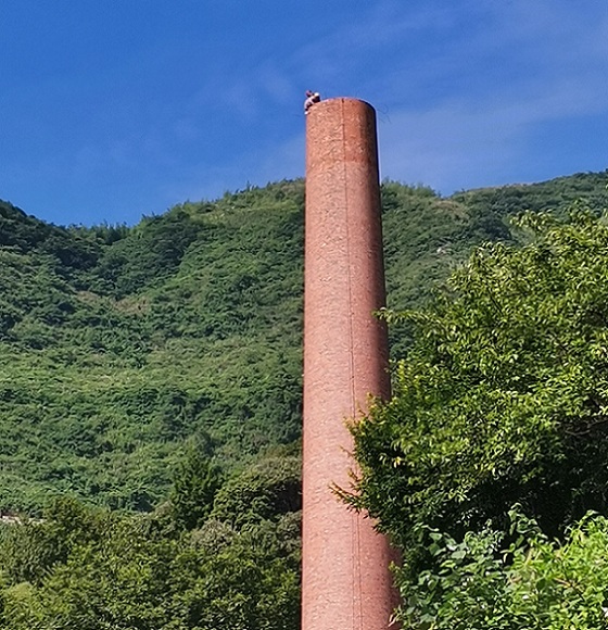 煙囪拆除公司以專業(yè)技術(shù),為環(huán)保事業(yè)添磚加瓦